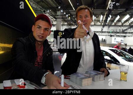 IAA 2011 - Der deutsche Musiker und Musikproduzent Dieter Bohlen (rechts) und Sänger Pietro Lombardi (links) während einer Autogrammstunde auf der IAA a Francoforte. Foto Stock