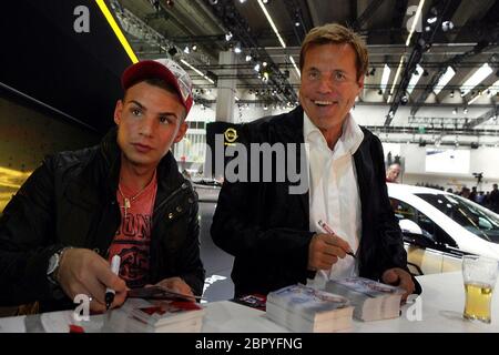 IAA 2011 - Der deutsche Musiker und Musikproduzent Dieter Bohlen (rechts) und Sänger Pietro Lombardi (links) während einer Autogrammstunde auf der IAA a Francoforte. Foto Stock