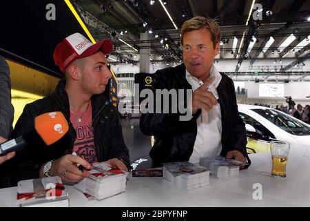 IAA 2011 - Der deutsche Musiker und Musikproduzent Dieter Bohlen (rechts) und Sänger Pietro Lombardi (links) während einer Autogrammstunde auf der IAA a Francoforte. Foto Stock