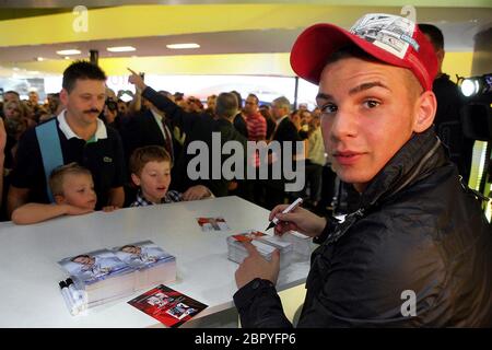 IAA 2011 - Der deutsche Sänger Pietro Lombardi während einer Autogramstunde auf der IAA a Francoforte. Foto Stock