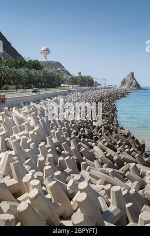 Riyam Park Monument su una collina rocciosa sopra al Bahri Road, Muscat, Oman, Medio Oriente, Asia Foto Stock