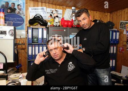 Jörg & Dragan - Die Autohändler - Jörg Krusche muss Abnehmen... Jörg Krusche (Links) und Dragan Prgesa aus der RTL pseudo-Dokumentation 'die Autohändler - Feilschen, kaufen, Probe fahren'. Foto Stock