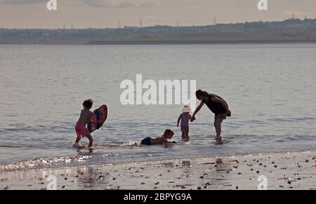 Portobello.Edinburgh, Scozia, Regno Unito. 20 maggio 2020. Inizio tranquillo caldo sole e 18 gradi centigradi prima delle 10. Giovane famiglia che si gode il caldo tempo in riva al mare. Foto Stock