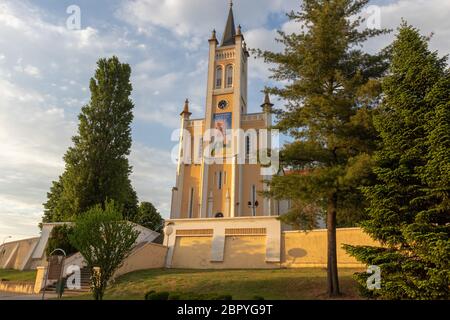 Una chiesa nel villaggio di Molve, Croazia Foto Stock