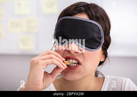 Ritratto di occhi bendati giovane donna cibo di test Foto Stock
