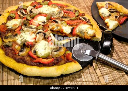 Pizza vegetariana fatta in casa Foto Stock