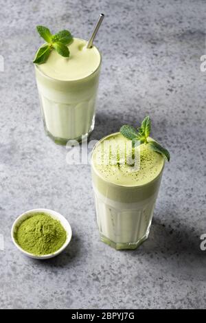 Due bicchieri di menta di Dalgona Matcha latte. Primo piano. Formato verticale. Foto Stock