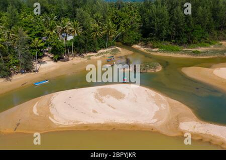 Vista aerea del drone di una spiaggia di sabbia vuota nella Thailandia tropicale Foto Stock