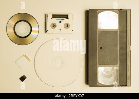 Vari tipi di supporti. Compact disc. Scheda di memoria. Videocassetta. Videocassetta digitale. Evoluzione dei tipi di supporti Foto Stock