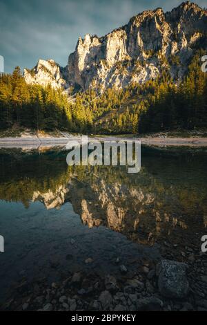 gruener vedere in austria con il riflesso della montagna in estate Foto Stock