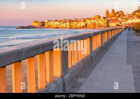 Bellissima vista della spiaggia, Cefalu Cathedral e il centro storico della città costiera di Cefalù al tramonto, Sicilia, Italia Foto Stock