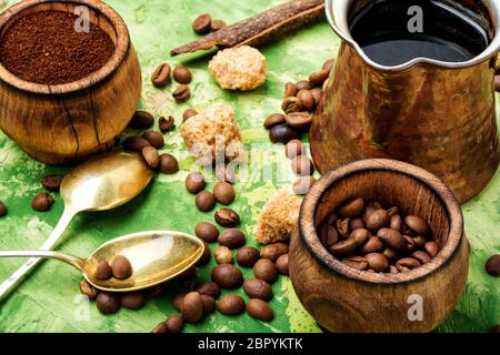 Il caffè macinato in polvere con fagioli.i chicchi di caffè e caffè macinato Foto Stock