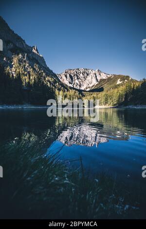 gruener vedere in austria con il riflesso della montagna in estate Foto Stock