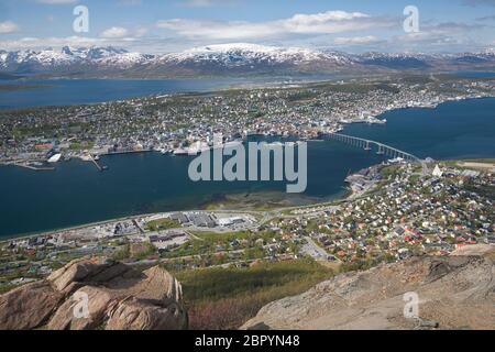 Tromso, nella contea di Troms andare Finnmark, Norvegia, visto in un tiro aereo con una parte del punto di vista della montagna in primo piano Foto Stock