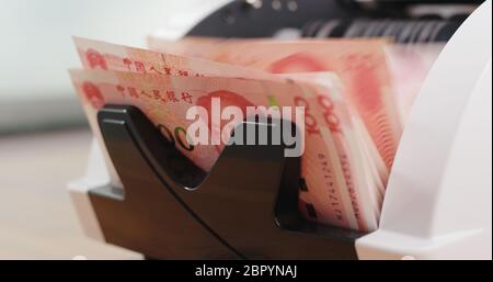 Conteggio di denaro per banconote cinesi Foto Stock