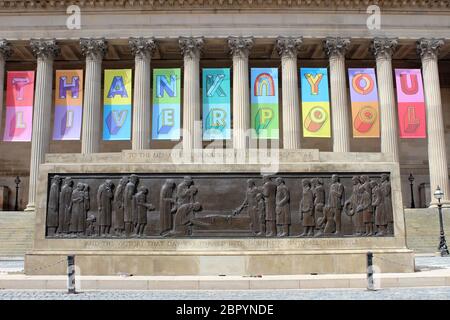 Grazie Liverpool Banners a St Georges Hall Liverpool con Liverpool Cenotaph in mezzo al Covid 19 coronavirus Pandemic Foto Stock