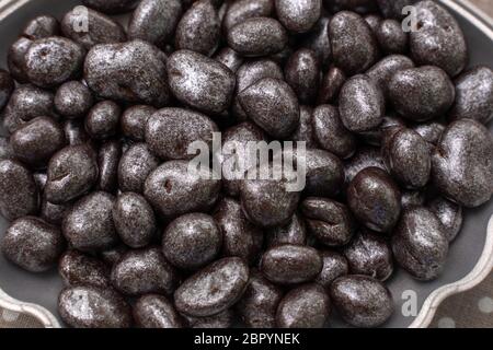 brillante e brillante, delizioso uvetta al cioccolato, primo piano Foto Stock