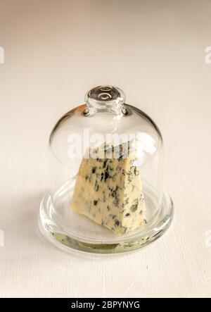 Formaggio blu sotto la cupola di vetro Foto Stock