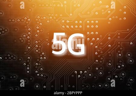Chip mobile 5G su sfondo scheda computer. Spazio di copia e concetto tecnologico Foto Stock