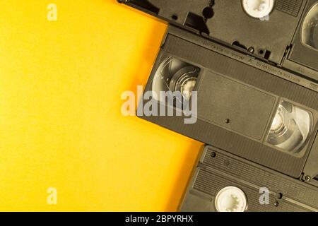 Videocassetta isolata su sfondo giallo. vhs con spazio di copia Foto Stock