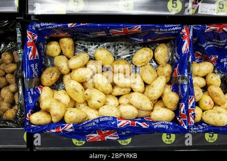 frutta e verdura del supermercato in contenitori blu contenenti patate, Foto Stock