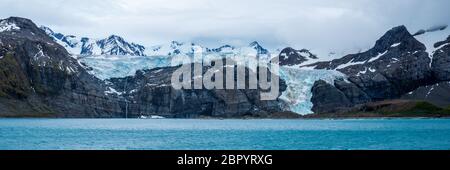 Panorama di scogliere con cascata e ghiacciaio Foto Stock