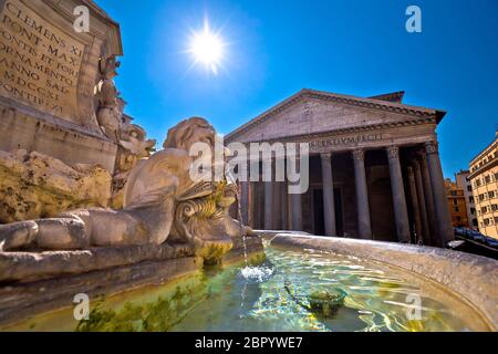 Patheon piazza Fontana e antico punto di riferimento nella città eterna di Roma, capitale d'Italia Foto Stock