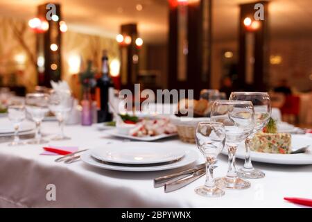 Tavoli da ristorante per festeggiare. Molti piatti sul tavolo delle feste Foto Stock