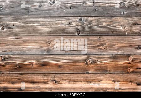 Close-up di un muro fatto di vecchie tavole di legno con nodi. Ideale per le texture e sfondi. Foto Stock