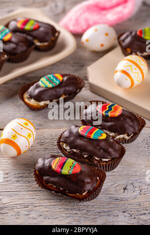 Pasqua partito cibo: mini torte decorate con uovo di cioccolato Foto Stock