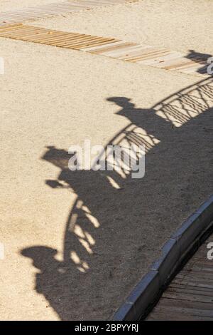 Ombra della balaustra della passeggiata sulla spiaggia di Playa del Duque durante la fase uno di de-escalation del Covid 19, coronavirus, stato di emergere Foto Stock
