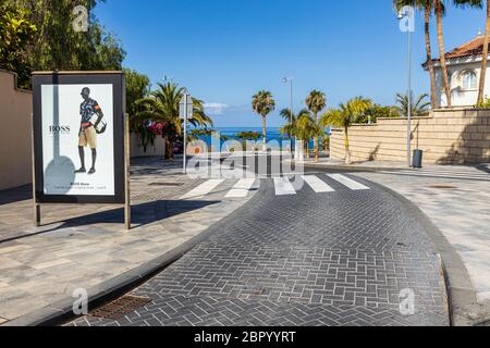 Poster pubblicitario, Hugo Boss, sul lato della strada presso la Plaza del Duque durante la fase uno di de-escalation del Covid 19, coronavirus, Stato di Emergen Foto Stock