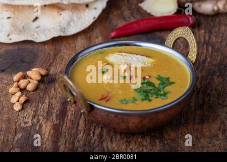 Indian Mulligatawny minestra in un recipiente di ottone Foto Stock