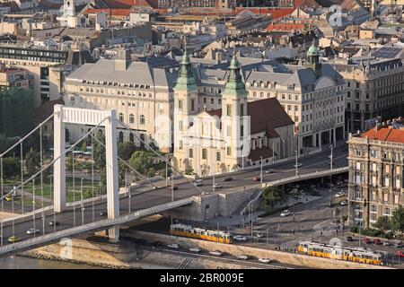 Budapest cityscape con Elizabeth Bridge collegamento autostradale tra Buda e Pest e architettura edifici in retro con il traffico intenso Foto Stock