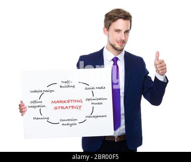 Uomo d'affari con il pollice in su gesto e cartello di tenuta che mostra di strategia di marketing concetto Foto Stock