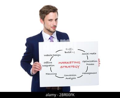 Uomo d'affari tenere con lavagna bianca che mostra il concetto di strategia di marketing Foto Stock