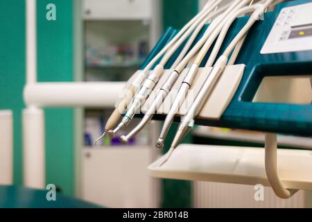 Unità dentale e molti dispositivi dentali nell'ufficio dentistico Foto Stock