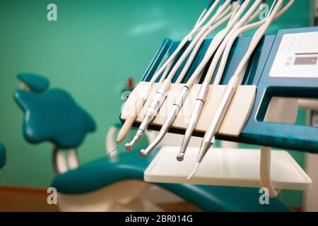 Unità dentale e molti dispositivi dentali nell'ufficio dentistico Foto Stock