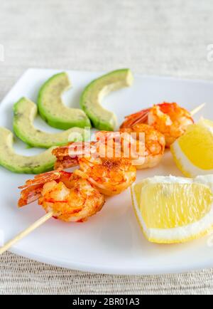 Spiedini di gamberi con avocado e le fette di limone Foto Stock