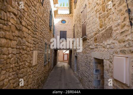 Vicolo stretto all'interno dei bastioni del borgo fortificato di collina di Sablet nel Vaucluse. Foto Stock