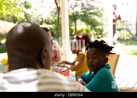 Famiglia mangiare insieme a tavola Foto Stock