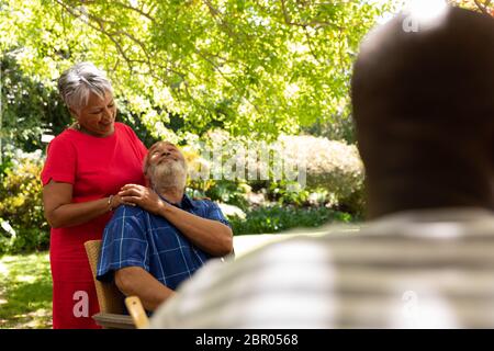 Coppia senior che si abbracciano in giardino Foto Stock