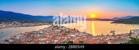 Tramonto su Poros Island nel mare Egeo, Grecia Foto Stock