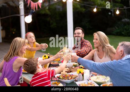 Buona famiglia caucasica che mangia insieme a tavola Foto Stock