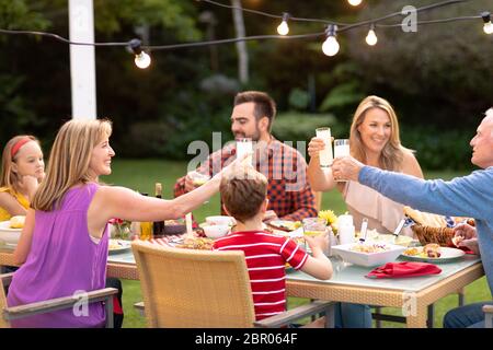 Buona famiglia caucasica che mangia insieme a tavola Foto Stock