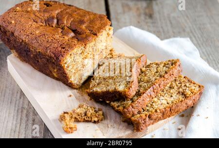 Filone di pane alla banana con confettura di Apple Foto Stock