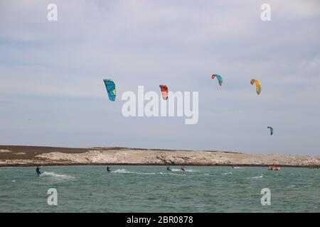 Kite Surfers sulla spiaggia principale di Langebaan, una famosa destinazione per il kitebarding vicino all'Oceano Atlantico. Sudafrica, Africa Foto Stock