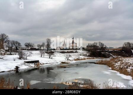 Pittoresca vista invernale di Suzdal, Russia. L'anello d'oro della Russia. I monumenti bianchi di Vladimir e Suzdal nella Federazione Russa Foto Stock