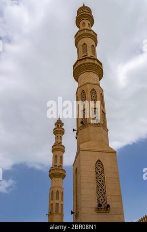 Vista dei minareti di Al Mina Masjid moschea nella città di porto di Hurghada in Egitto Foto Stock
