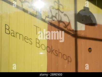 Ombre nella finestra del Barnes Bookshop, Barnes, Londra, SW13, UK Foto Stock